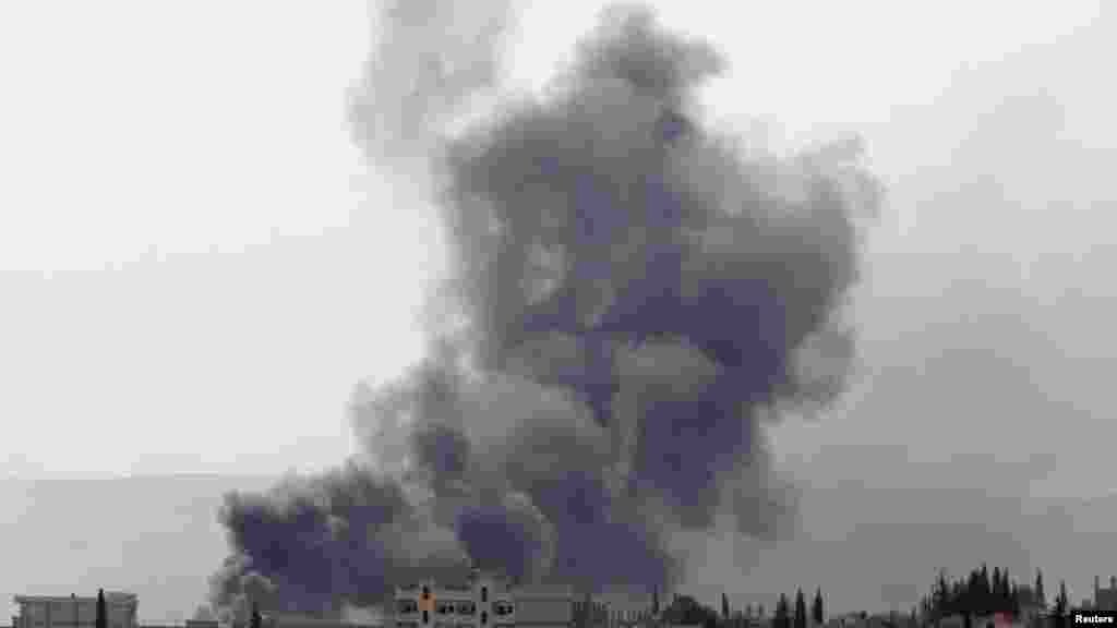Les combats ont continué de faire rage samedi dans le nord de la Syrie où les militants de l'État islamique se rapprochent de la ville kurde de Kobani près de la frontière turque. (Photo/le 3 octobre 2014.)