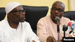 Petugas kesehatan Nigeria memberikan keterangan mengenai korban tewas akibat wabah ebola di Lagos (25/7).