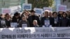 Lee Chun-sik dari Korea Selatan, tengah, korban kerja paksa berusia 94 tahun selama pemerintahan kolonial Jepang di Semenanjung Korea sebelum akhir Perang Dunia II, duduk di kursi roda setibanya di luar Mahkamah Agung di Seoul, Selatan Korea, Selasa, 30 Oktober 2018. (Foto: AP)