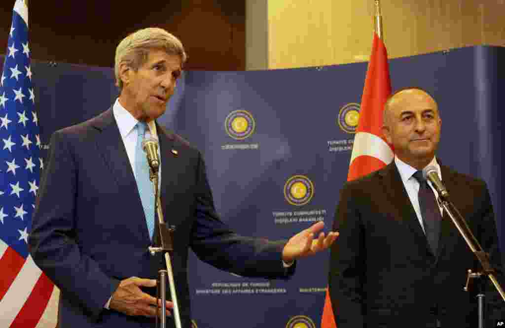 Menteri Luar Negeri Turki Mevlut Cavusoglu (kanan) dan Menteri Luar Negeri AS John Kerry berbicara pada media sebelum pertemuan di Ankara, Turki (12/9). (AP/Burhan Ozbilici)