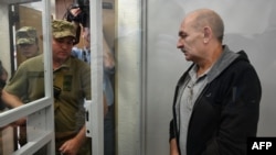 Vladimir Tsemakh, pria Ukraina yang tersangka penembakan pesawat Malaysia Airlinies, MH17, tampak di pengadilan Kyiv untuk sidang banding, 5 September 2019.