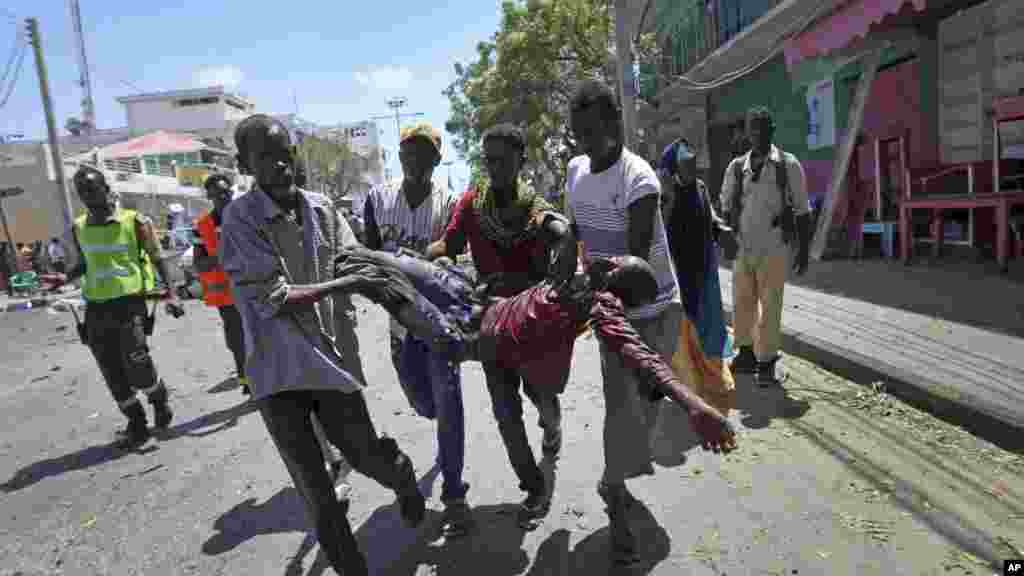 Les secouristes transportent un blessé de l'attentat en Somalie, le 13 mars 2017.