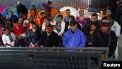 Migrantes centroamericanos escucharon la intervención del presidente de EE.UU., Donald Trump, que se dirigió en la noche del martes 8 de enero de 2019 a la nación para hablar de la emigración ilegal y del muro fronterizo.