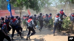 မြန်မာရဲတပ်ဖွဲ့က လက်ပံတန်းမြို့ ကျောင်းသားသပိတ်ကို ဖြိုခွဲနှိမ်နင်းနေပုံ