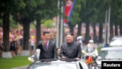 시진핑 중국 국가주석과 김정은 북한 국무위원장이 무개차를 타고 평양 시내에서 카퍼레이드를 하는 모습을 북한 관영 '조선중앙통신'이 지난 6월 공개했다. 