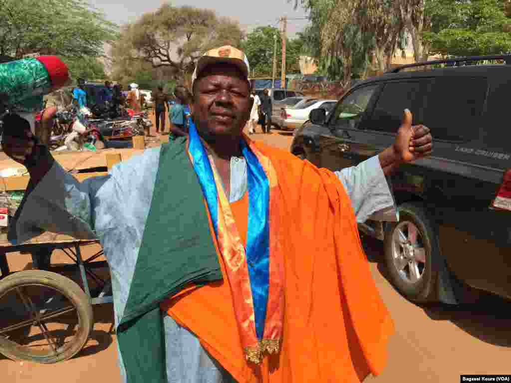 Un militant de l'opposition devant le siège du MNSD, Niamey, 16 mars 2016. (VOA/Bagassi Koura)