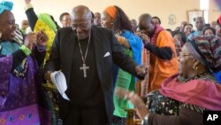 Desmond Tutu, acrhévêque anglican à la retraite danse dans une église de Soweto, 15 juillet 2015