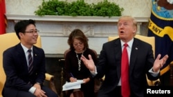 Le président américain Donald Trump parle aux côtés de Ji Seong-ho, actuellement étudiant en droit à l'université de Dongguk, lors d'une rencontre avec des transfuges nord-coréens au bureau ovale de la Maison Blanche, Washington, 2 février 2018.