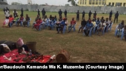 Des adeptes de Bundu dia Kongo présentés aux autorités comme auteurs présumés des violences qui ont secoué Kinshasa et le Kongo central, au siège de la police nationale congolaise, dans la capitale de la RDC, 9 août 2017. (Twitter/Baudouin Kamanda Wa K. )