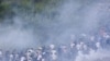 6月5日，在以色列军队施放催泪瓦斯后，边界附近支持巴勒斯坦的叙利亚示威者纷纷逃离现场