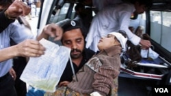 Seorang anak perempuan ikut terluka akibat serangan bom bunuh diri di Peshawar, 5 Maret 2010.