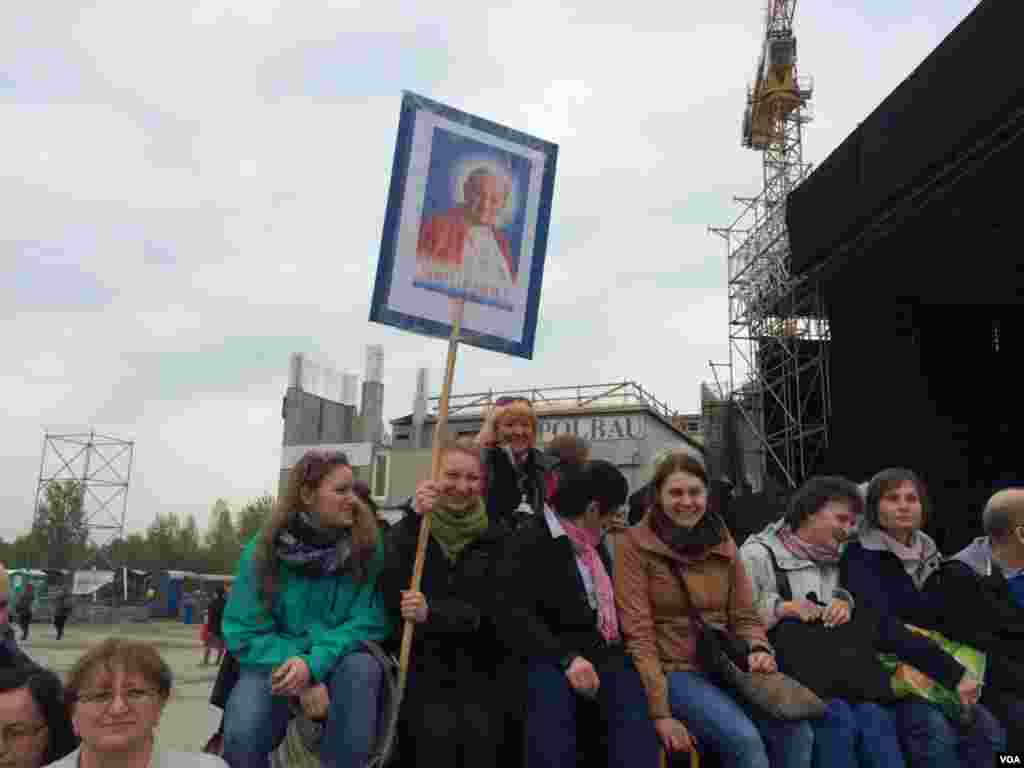 A group of people wait for the Vatican's telecast ceremony to begin, Crakow, Ukraine, April 27, 2014. (Jerome Socolovsky/VOA)