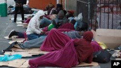 FILE: Zinengi iziphepheli ezivela emazweni atshiyeneyo ezihlala kwele South Africa. (AP Photo/Nardus Engelbrecht)