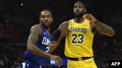 Kawhi Leonard des LA Clippers, à gauche, contre son rival des LA Lakers, LeBron James, Los Angeles, le 22 octobre 2019. (Kirby Lee-USA TODAY Sports)