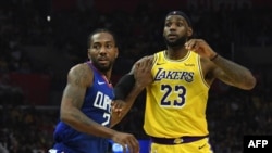 LeBron James des lakers contre Kawhi Leonard des LA Clippers le 22 octobre 2019.