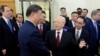 资料照片：2023年12月12日，中国国家主席习近平（左）和越南总书记阮富仲在越南河内握手。（美联社照片）
