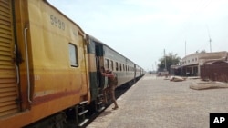 Un soldado paramilitar toma posición en una estación de tren cerca del lugar del ataque a un tren de pasajeros por parte de insurgentes, en Mushkaf, en el distrito de Bolan, en la provincia suroccidental pakistaní de Baluchistán, el 12 de marzo de 2025. 
