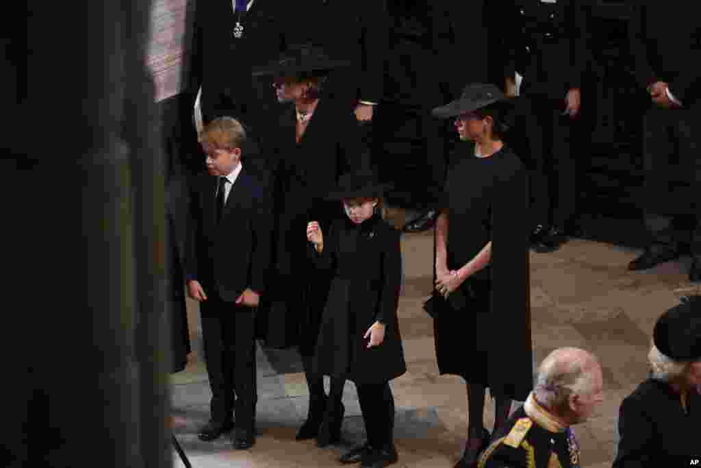 ព្រះអង្គម្ចាស់ Princess of Wales អ្នកម្នាង Kate (Catherine) របស់ព្រះអង្គម្ចាស់ William និងព្រះរាជបុត្រាបុត្រីយាងមកដល់ព្រះវិហារ Westminster Abbey ដើម្បីចូលរួមព្រះរាជពិធីបុណ្យព្រះសពព្រះមហាក្សត្រិយានី Elizabeth ទី២ នៅទីក្រុងឡុងដ៍ កាលពីថ្ងៃទី១៩ ខែកញ្ញា ឆ្នាំ២០២២។ 