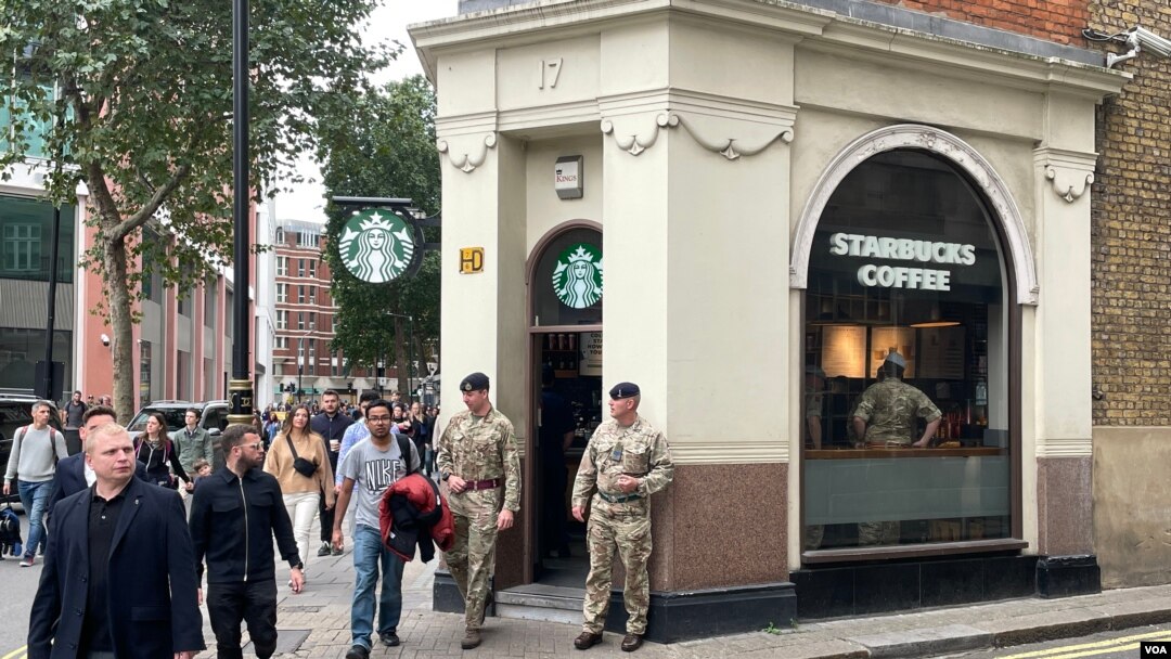 沿途只有便利店、咖啡店和酒吧開門做生意。有軍人在附近的星巴克喝咖啡休息。(攝影:美國之音鄭樂捷)