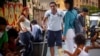 Para migran berdiri di luar markas Yayasan Amal Katholik di kota New York (foto: dok). Walikota New York City berencana mendirikan tempat penampungan sementara bagi ribuan migran yang diangkut dengan bus dari perbatasan selatan AS. 