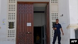 Selon des médias locaux, la fiancée, âgée d'une vingtaine d'années, a avoué le meurtre avec la complicité des deux autres suspects arrêtés.
