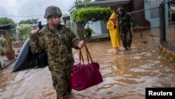 Miembros de la Guardia Nacional de Puerto Rico rescatan a una mujer que había quedado varada en el huracán Fiona en Salinas, Puerto Rico, el 19 de septiembre de 2022.