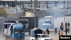 Truk yang membawa bantuan tiba di Rafah di selatan Jalur Gaza, 17 Januari 2024, di tengah konflik yang sedang berlangsung antara Israel dan kelompok Islam Palestina Hamas.