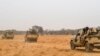Des militants du Mouvement pour le Salut de l'Azawad patrouillent le long de la frontière Mali-Niger dans la zone désertique de la région de Ménaka, Mali, 4 février 2018.