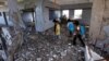 Anak-anak Yaman memeriksa gedung sekolah mereka yang hancur oleh serangan udara koalisi pimpinan Saudi di kota pelabuhan Hodeida, Yaman (foto: dok). 