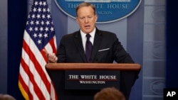 Sean Spicer, el vocero de la Casa Blanca, declinó responder si los nombres divulgados por el New yor Times como las presuntas fuentes de los documentos que funcionarios de la Casa Blanca entregaron al presidente de la Comisión de Inteligencia de la Cámara de Representantes, Devin Nunes.