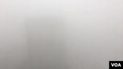 2017年元旦早晨，北京霾情加重。市郊亦莊淪為重霾區，能見度不足百米。（美國之音新聞圖片）
