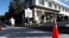 Mayores de 65 años esperan en fila para vacunarse contra COVID-19 en el Departamento de Salud de Sarasota, Florida, el 4 de enero de 2021.