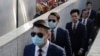Des policiers de Hong Kong arrivent au tribunal de district de Hong Kong, le 14 février 2017, alors qu'ils étaient accusés d'avoir agressé un militant en faveur de la démocratie lors d'un incident le 15 octobre 2014. AP / Kin Cheung