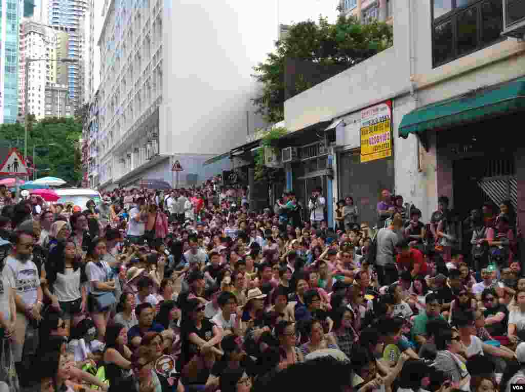 藝人何韻詩辦有種港人音樂會回應恐懼 (美國之音海彥拍攝)