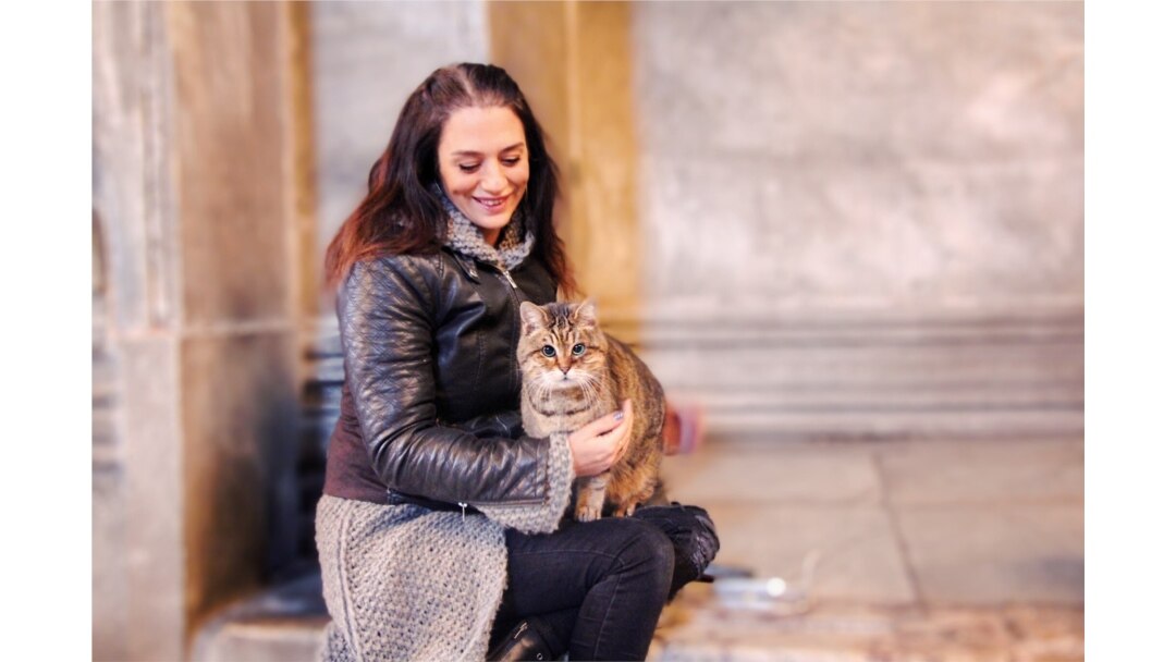 Diferentes estudios han demostrado que las mascotas llenan vacíos emocionales y son terapéuticos para muchas personas. Foto de archivo de la guía turística Umut Bahceci, con su mascota Gli, en Estambul, Turquía.
