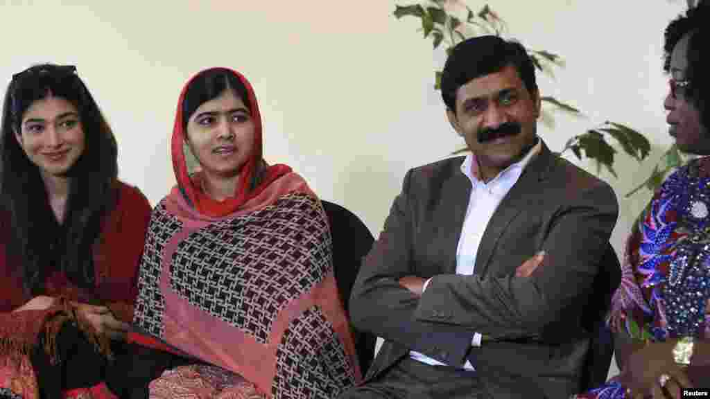 La défenseuse pakistanaise de l’éducation pour jeunes filles, Malala Yousafzai (à gauche) assise avec son père Ziauddin Yousafzai et le PDG du Fond Malala, Shiza Shahid (à droite) au cours d’une réunion avec les dirigeants de la campagne « Ramenez-nous nos filles », à Abudja, Nigeria, le 3 juillet 2014. REUTERS/Afolabi Sotunde