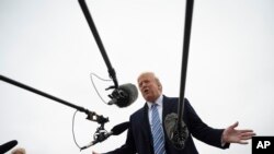 El presidente Donald Trump hablando a la prensa antes de abordar el vuelo hacia la Base Naval de Norfolk, en Virginia, el 28 de marzo de 2020.