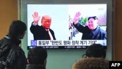 民眾在首爾火車站觀看有關美國總統川普及北韓領導人金正恩的新聞報道。