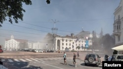 Situasi alun-alun di Kota Chernihiv, Ukraina, setelah dihantam rudal Rusia, Sabtu, 19 Agustus 2023. (Foto: Kepolisian Ukraina/handout via Reuters)