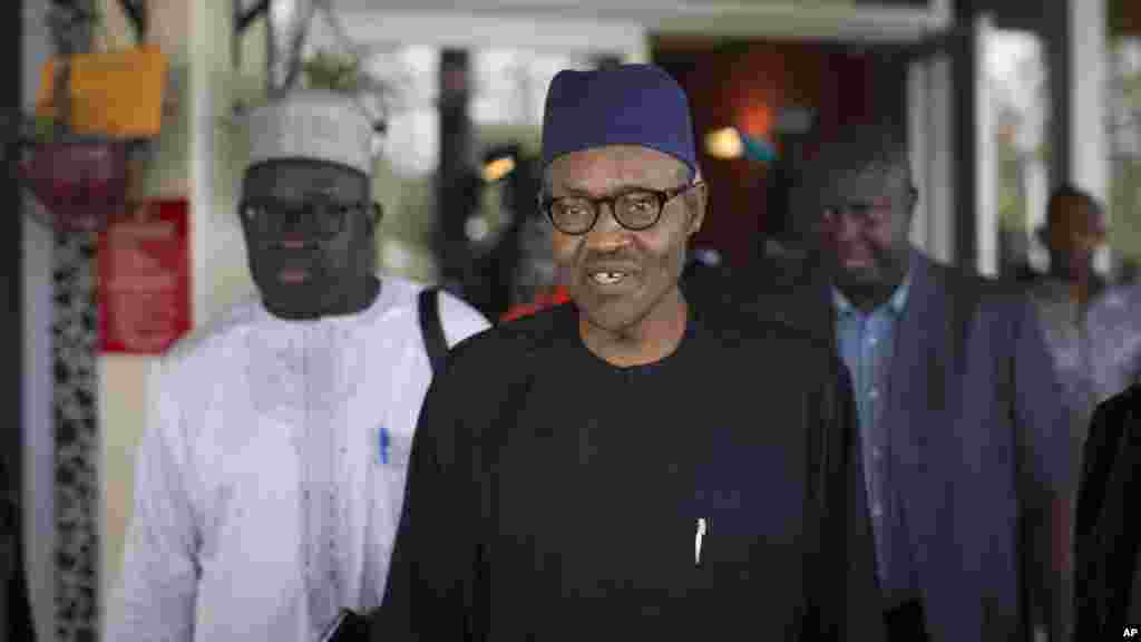 Le candidat de l'opposition, le général Muhammadu Buhari, s'en va après le renouvellement de l'engagement à organiser des élections pacifiques "libres, justes et crédibles", dans un hôtel de la capitale Abuja, Nigeria jeudi 26 mars 2015. 