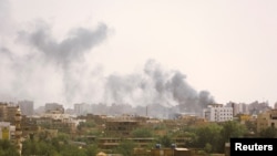 Asap mengepul di atas bangunan saat bentrokan Pasukan Dukungan Cepat paramiliter dan tentara di Khartoum, Sudan 17 April 2023. (REUTERS/Stringer)