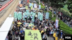 香港团体民间人权阵线发起元旦民主示威。主办者表示有9100多人参加，但香港警方估计顶多有4800人。 ( 2017年1月1日，美国之音湯惠芸拍摄）