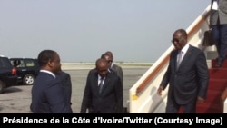 Le président ivoirien Alassane Ouattara descend de l’avion à son retour d’Accra, accueilli au bas de l’échelle par Guillaume Soro, président de l’Assemblée nationale, à Abidjan, Côte d’Ivoire, 7 janvier 2017. Crédit : Présidence de la Côte d’Ivoire/Twitte