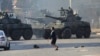 Des auto-blindées de l'armée dans les rues d'Harare, Zimbabwe, 1er août 2018.