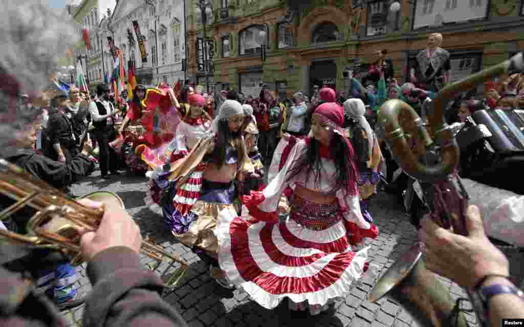 Peserta Festival Dunia Khamoro Roma menari melalui pusat bersejarah kota Praha, Republik Ceko. Festival itu bertujuan untuk menampilkan budaya Roma dan meningkatkan hubungan antara masyarakat dan anggota komunitas Roma. 