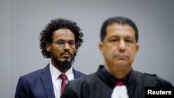 Ahmad Al Faqi Al Mahdi entre dans la salle de la Cour pénale internationale de La Haye au Pays-Bas, le 30 septembre 2015.