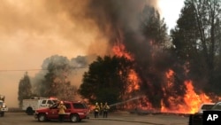 Bomberos batallan contra un incendio forestal en un área al noreste de Clearlake Oaks, California, el 24 de junio de 2018.
