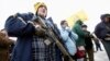 Un joven porta un fusil AR-15 en mitin a favor de las armas frente al Capitolio en Utah. Las regulaciones sobre armas son dispares entre la legislación federal y las estatales. Hechos de violencia con asesinatos múltiples reviven cada cierto tiempo el debate. (Foto VOA / Archivo)