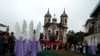 Janaúba chora a tragédia em jardim de infância e começa a enterrar suas crianças 