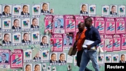 Posters de campagne à Maputo, au Mozambique, le 11 octobre 2019 REUTERS / Grant Lee Neuenburg - 